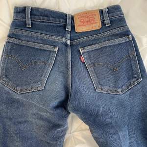 Skit snygga Levis jeans i strl XS. De är tyvärr lite för små för mig men längden är bra för någon som är 165. 💕tveka inte att fråga om extra bilder osv. W28 L32