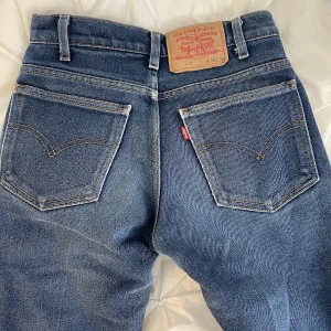 Levi’s low waist jeans - Skit snygga Levis jeans i strl XS. De är tyvärr lite för små för mig men längden är bra för någon som är 165. 💕tveka inte att fråga om extra bilder osv. W28 L32