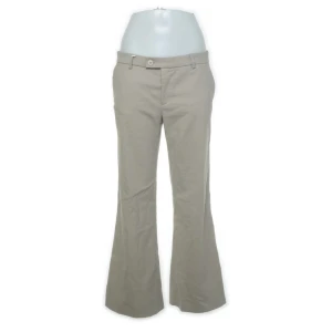 Kostymbyxor - Beiga kostymbyxor från Filippa K som formar rumpan så fint 😍😍är tyvärr för små för mig, de är väl använda men okej skick, har även lagt ned byxorna så de ska bli längre, är 173 cm 💞 Pris är inklusive frakt.