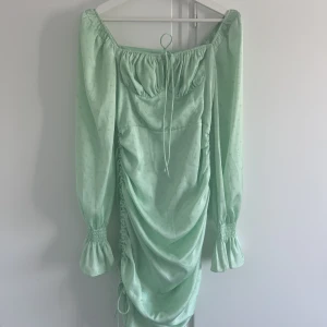 Adoore Capri Dress stl.38 - Säljer denna fina Capri Dress från Adoore i stl.38.  Nypris är 1395kr, använd 1 gång och jättefint skick. Säljer pga flytt och rensning av kläder 💚