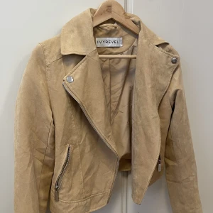 Jacka i mocka material  - Jacka från ivyrevel i storlek 34, aldrig använd. 