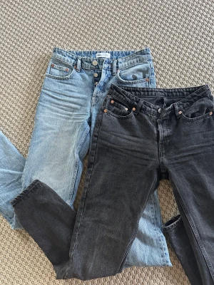 Jeans  - Säljer två stycken Lågmidjade jeans tillsammans för 450kr!! De är använda Max 2ggr från zara och weekday🥰