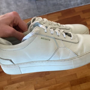 Axel Arigato Skor - Stilrena och snygga Axel Arigato herrskor, dom är i bra skick och passar perfekt för sommaren. Skicka iväg ett dm om ni har frågor. Nypris 2000kr Mvh Sam