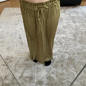 Kjol - Jättefin volangkjol från zara som jag ff är osäker på om jag ska sälja men lägger ut ändå💕skriv om intresserad