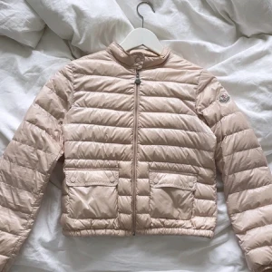 Jacka - Säljer min moncler jacka. Kan skicka fler bilder🥰 Bra skick!! Det är barnstorlek 12 y som motsvarar xs. Köp direkt för 1300 plus frakt💓