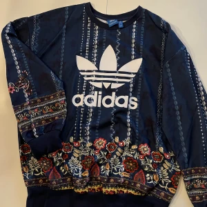 Sweatshirt - Säljer min sweatshirt från Adidas. Knappt använd heller.. I supergott skick! Det är en S, men skulle säga att den är oversized!