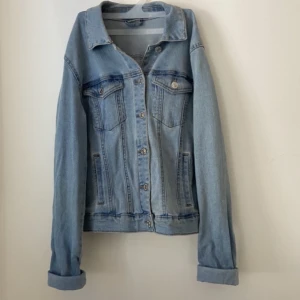 Jeansjacka  - Säljer nu denna jeansjacka ifrån veromoda! Jackan är i strl s och passar mig som bär xs-s!🤍