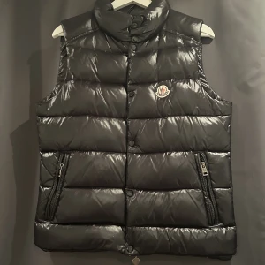 Moncler väst - Superfin Moncler väst i jättebra skick! Säljs endast då jag har en till och denna tyvärr inte kommer till användning. (Pris kan eventuellt diskuteras men då endast vid seriöst intresse!) (öppen för byte mot en likadan väst fast i storlek 1 eller cardigan)
