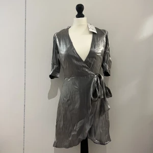 Zara klänning  - Helt ny!! silver klänning som passar till både vardag och fest.