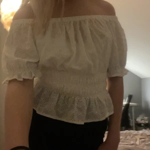 Sommartopp - Säljer superfin off-shoulder topp💕 helt oanvänd! Köpare står för frakt. Storlek L men skulle säga att den passar S-L pga stretch🩷