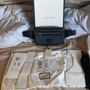 Gucci GG Supreme Leather Logo BeltBag - Inga byten!  Gucci GG Supreme Leather Logo BeltBag(Adjustable)(Black) Today’s Retail:1010$ Allt OG medföljer dvs kvitto,låda,dustbag,kuvert och etikett Condition:Ny men testad Dm för mer info och bilder