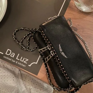Zadig & Voltare väska - Säljer nu min Rock Studs Clutch väska ifrån Zadig! Väskan är i den lilla storleken och är i jätte fint skick. Säljer då den inte har kommit till andvändning sedan jag köpte den💘 Dustbag kommer med😍💥