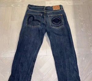 Evisu jeans  - Snygga evisu jeans i storlek 31 Man. Köpta på Plugmeplease för 2300kr. Sitter lite baggy/straight. Knappt använda inga flaws. Skriv för bilder eller frågor
