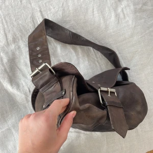 Axelväska - En cylinderformad  väska från tiger off sweden i äkta läder. Väldigt rummlig men i bra storlek. Värde på ca 1500-2000 Knappt använd. Pris kan diskuteras💞