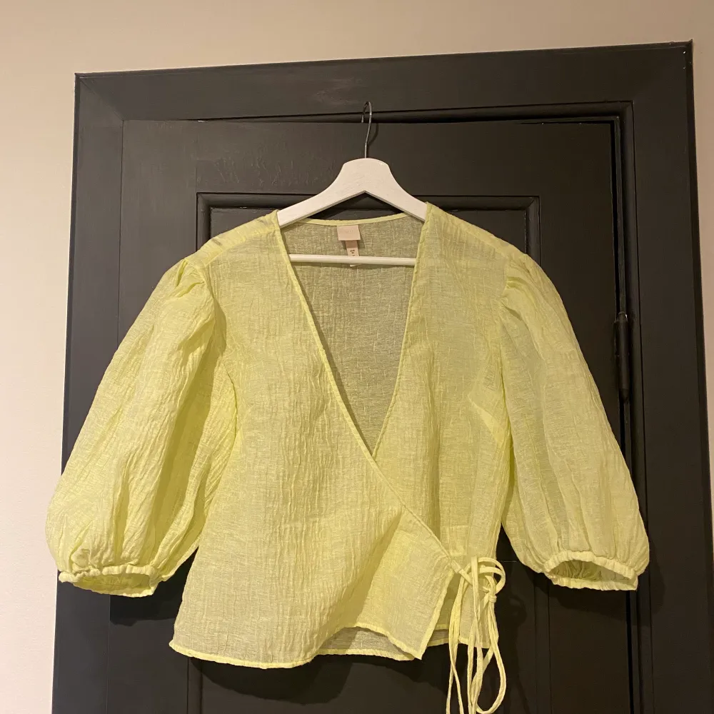 Säljer min lite transperanta tröja som har gul/grön färg från hm som jag köpte på Arkivet. Jättefint skick. Köparen står för frakten.. Toppar.