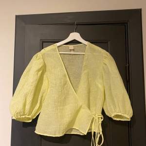 Säljer min lite transperanta tröja som har gul/grön färg från hm som jag köpte på Arkivet. Jättefint skick. Köparen står för frakten.