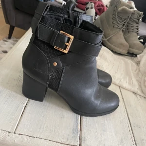 Festskor storlek 39.  - Sparsamt använda. Fint skick. 