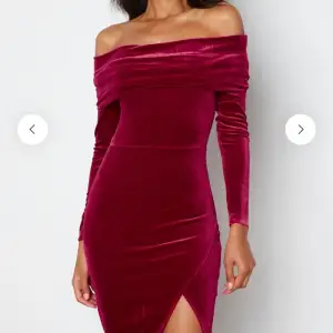 Helt oanvänd röd klänning, den var för liten på mig då jag råka beställa XS 