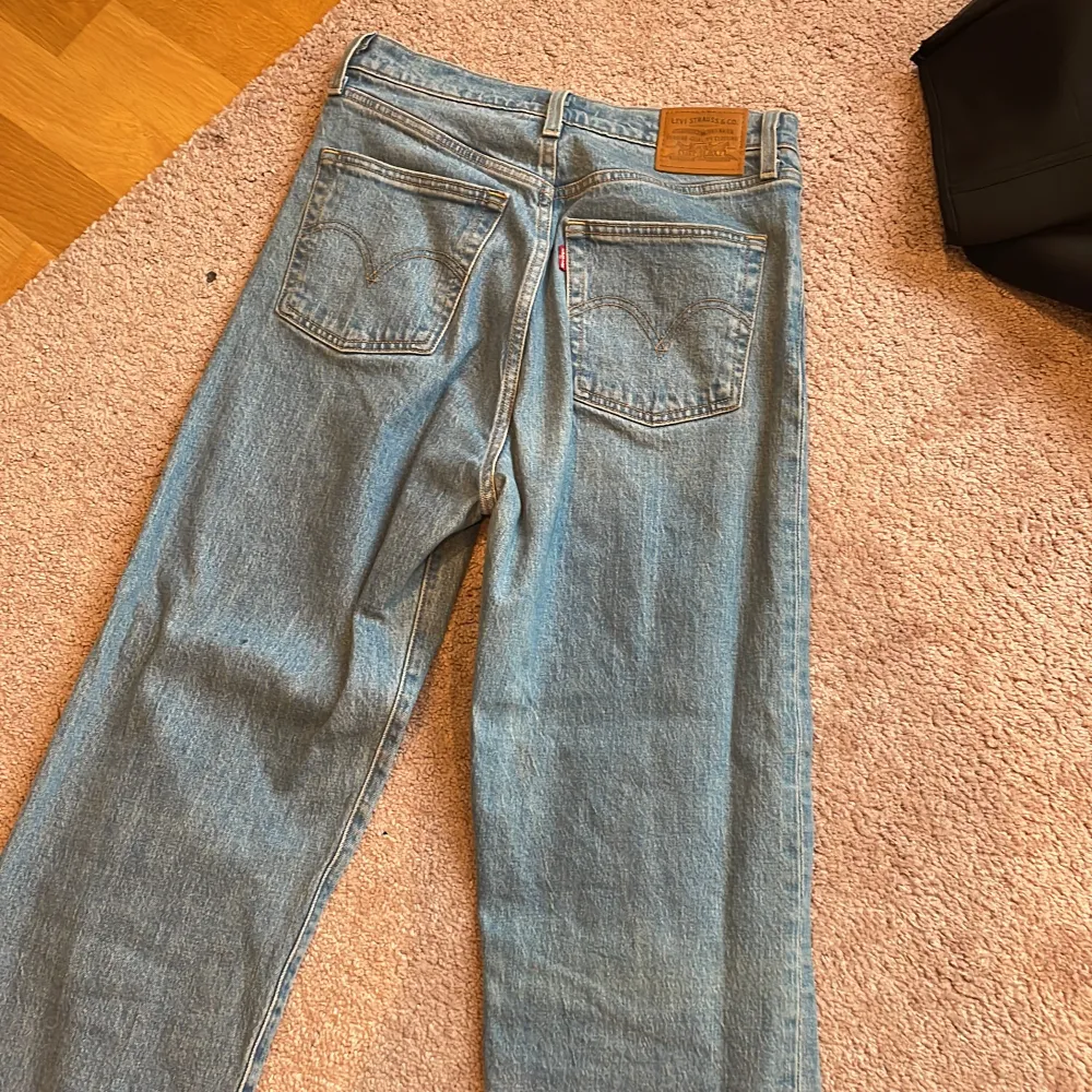 Blå levis jeans i storlek 28 i perfekt skick. Jeans & Byxor.