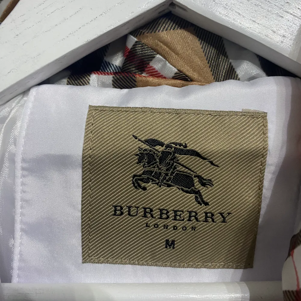 Hej! Nu säljer jag en Burberry jacka för 900kr som är i nyskick. Jackan är inte skadad eller smutsig någonstans och den är i storlek M.  Och Kontakta mig om ni har några frågor så svarar jag så fort jag kan!⭐️. Jackor.