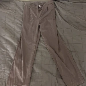 Kostymbyxor - Lågmidjade kostymbyxor från Vero Moda. Sitter jättebra i midjan, de är dock för korta för mig.. därav anledning till försäljning. 