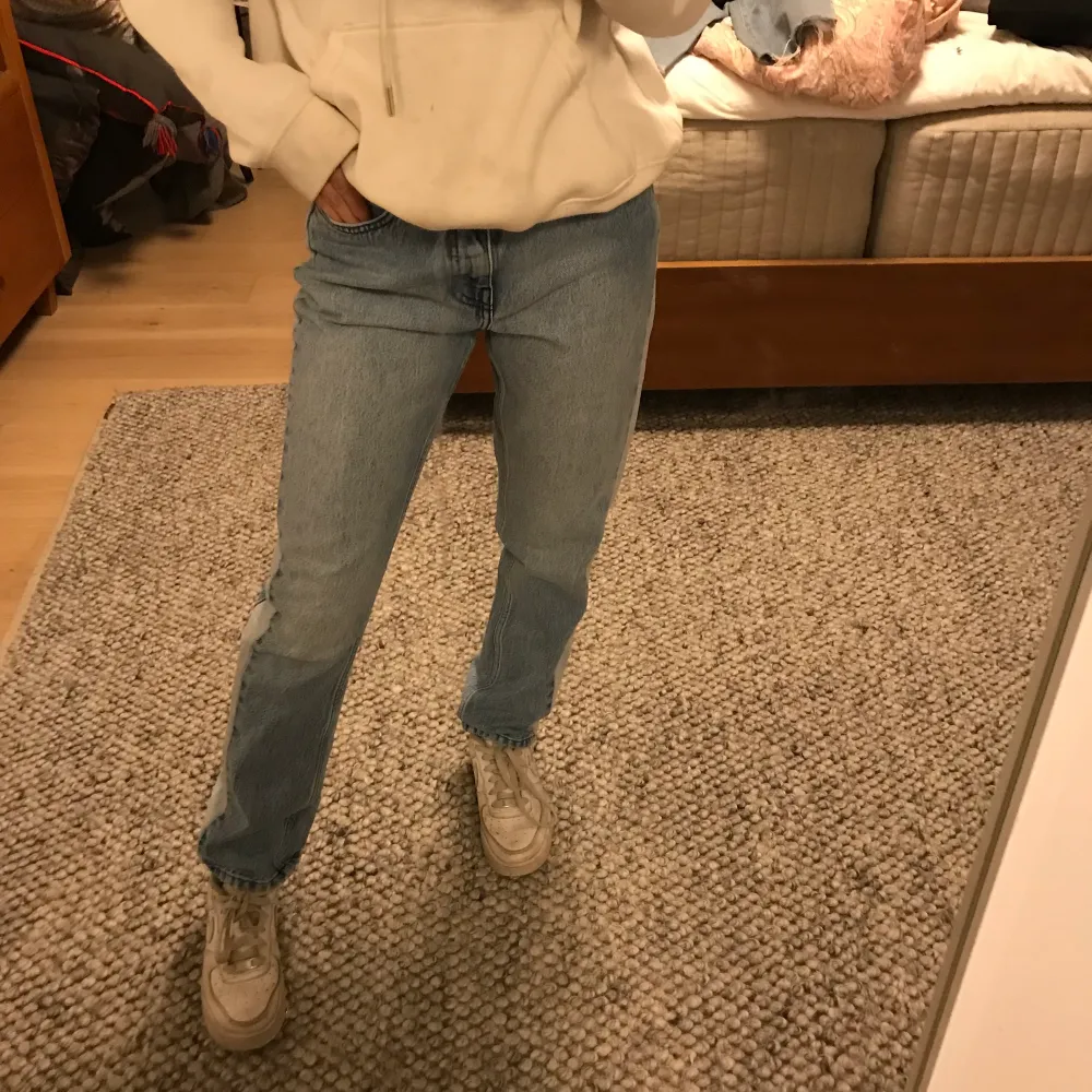  jeans från NA-KD i storlek 34. Jeans & Byxor.