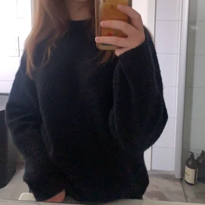 Mörkblå tröja - Fin och mysig mörkblå tröja som  sitter lite pösigt på mig som oftast har xs, köptes för 400kr men kan sälja för 250kr. Kontakta mig för frågor eller fler bilder på plagget😊