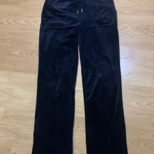 juciy couture byxor mörkblå  - knappt använda fräscha och ganska nya i storlek XS