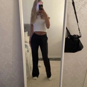 Kostymbyxor  - Fina kostymbyxor ifrån bikbok i storlek 36 men passar även en 34, dom är i jättefint skick då jag inte har använt dom så mycket