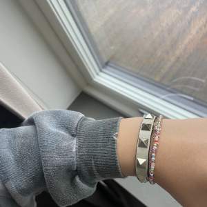 Superfint créme-vitt armband från valentino med gulddetaljer. Bra skick, lite slitet där ”bak” som man kan se på sista bilden.💗💗