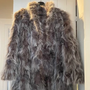 Pälskappa - Världens finaste och mysigaste pälskappa i äkta päls. Den är supermjuk och varm, fint skick. Köparen betalar frakt