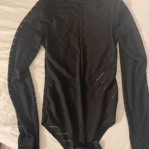 Fest body  - En body jag aldrig har använt pågrund av att jag inte är bekväm i sånna kläder 💓