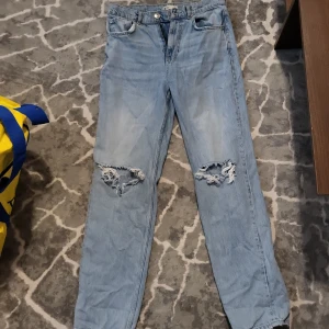 Jeans  - snygga jeans! Hål i knäna