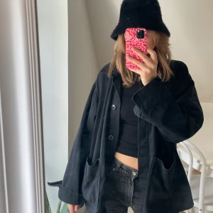 Svart jacka  - Säljer min fina svarta jacka från Weekday! Oversize så passar alla säsonger på året beroende på vad man har under 🥰