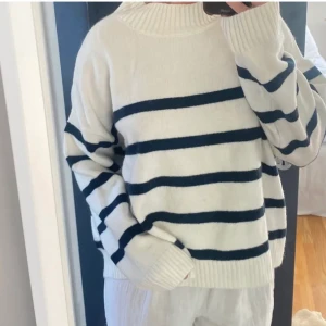 Stickad tröja - Stickad randig tröja från hm. Storlek M. Bra skick!