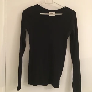 Långärmad topp från Gina  - Frakt: 45kr 