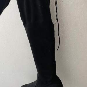 Svarta boots med knyte längst upp. En liten klack som gör dem bekväma att gå i. Äkta mocka. Säljer pga att dem aldrig används