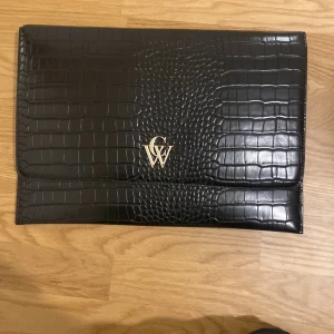 Passar alla data väcka  - Det är en änkel data väska med ormskin bara för dig som går i skolan och jobbar de hjälper att hålla daton och de finns mycket plats för annat tex laddare mobil osv