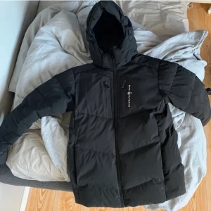 Sail racing jacka  - Säljer en sail racing jacka. Jag är 167 o den sitter bra på mig. Köptes förra vintern men den är i bra skick