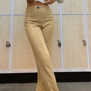 Pull&Bear kostymbyxor - Beige kostymbyxor från Pull&Bear. Perfekt långa på mig som är 170cm. Jättefin passform! Stl S. True to size! 