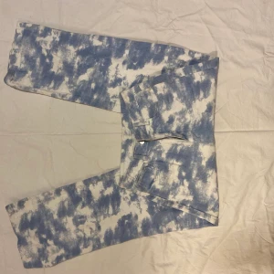 high waist cloud jeans - size 34/s, only worn once or twice. No damage on the clothing, it just isn’t my style anymore.