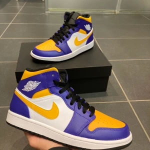 Jordan 1 Mid Lakers  - Storlek 40 Helt nya (oanvända) Original box följer med Kan frakta eller mötas 