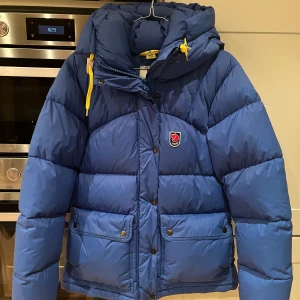Fjällräven jacka  - Säljer min fjällräven jacka i storlek S. Har precis kemtvättat den och den köptes för drygt ett år sedan så är princip i nyskick. Nypris 6999kr. 