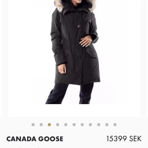 Canada goose jacka dam  - Hej, säljer min jacka pga att jag växt ur den. Älskar den dock mer än allt för att den är så skön, nypris hos johnells ser du på första bilden. Den är i storlek xxs (eller xs) ☺️den är i fint skick och väl omhändertagen. Har även taggar och kvitto kvar. 