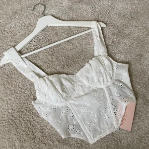 Korsett topp - Säljer nu denna helt oanvända korsett topp i storlek s. 