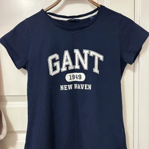 Gant t-shirt - Skön att ha till vardags eller bara hemma! Använder inte längre. Marinblå ☺️