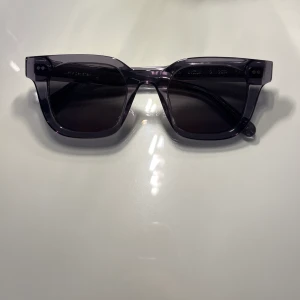 Chimi glasögon  - Säljer mina nästan helt oanvända Chimi i modellen #004   Säljer dom för 400 kr   Färg: genomskinlig mörk grå Använd inte köp direkt funktionen!!!