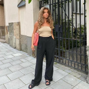 Djerf Avenue favorite pants - Kostymbyxor från Djerf Avenue i storlek XS, oversize-fit så passar mig som annars är en S (för referens så har Matilda på sig storlek S på bild nr 1 & 2). Använda någon enstaka gång så de är som nya. Riktig staple i garderoben! Nypris var 1499 🖤