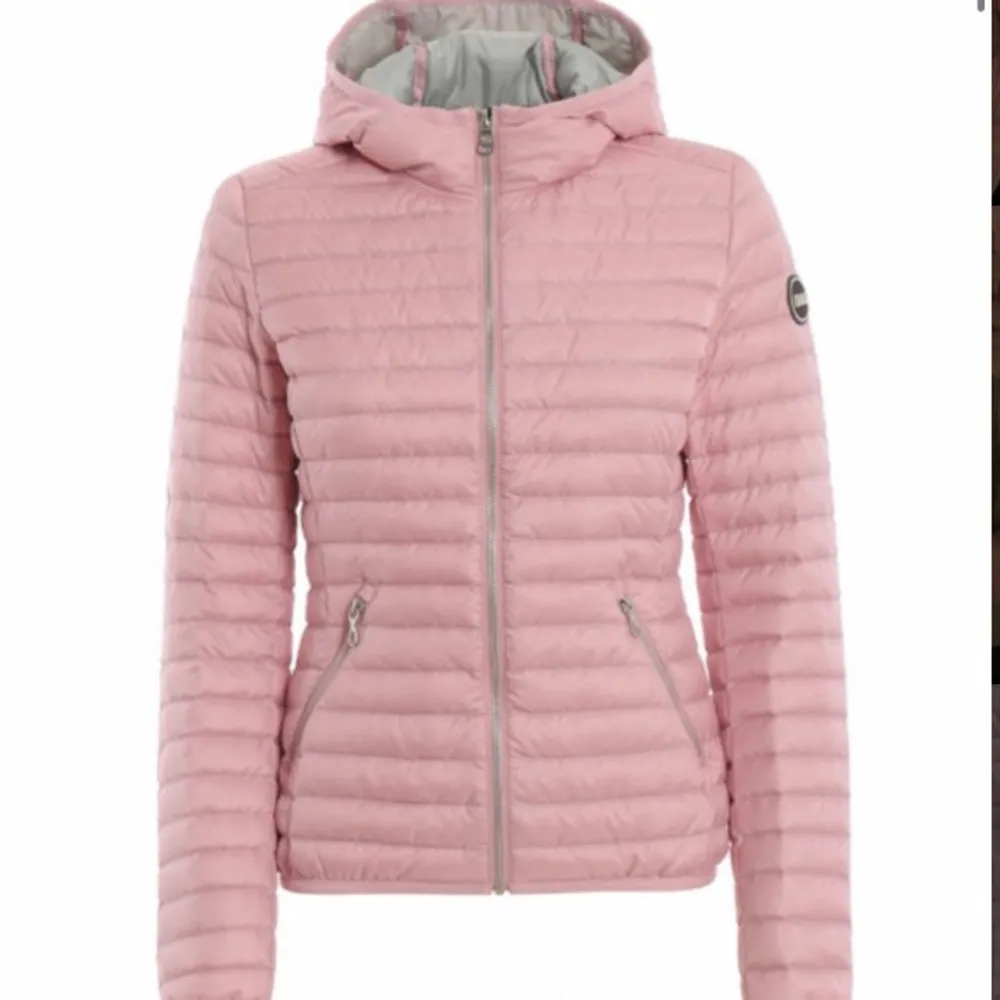 Rosa Colmar jacka köpt i Båstad förra året. Unik fin rosa färg med inga deefekter eller skador då den inte är så använd. Köpt för 2600kr på märkesbutiken i Båstad säljer för 1000.💕 Pris går att diskutera.. Jackor.