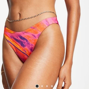 Bikiniunderdel  - Multifärgad bikiniunderdel från asos, köpt för 149kr. Helt oanvänd med prislapp på, säljer pga fel storlek.